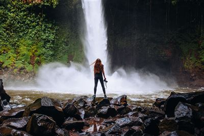 Fotografin am Wasserfall